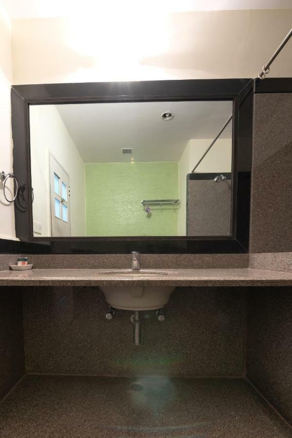 Oyo 345 Hotel Red Mount Aquilla Bangalore Buitenkant foto